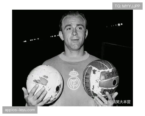 贝肯鲍尔经典对决重温，展现足球传奇在赛场的辉煌瞬间。