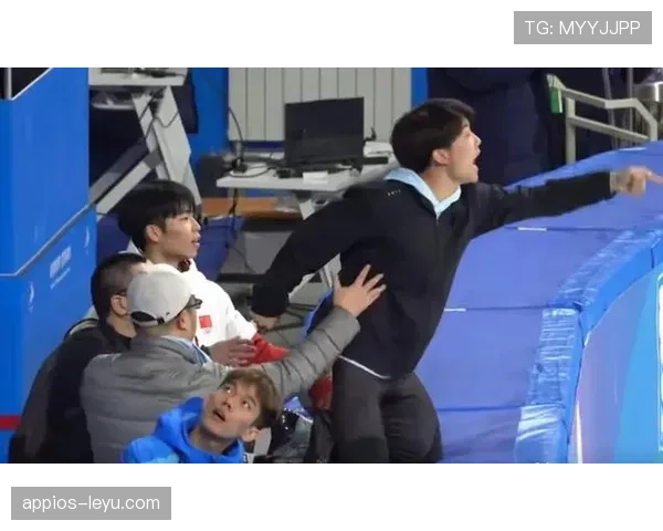 门前冲撞犯规判罚:裁判如何界定推搡与合理争抢? 门前冲撞犯规判罚:裁判如何界定推搡与合理争抢?