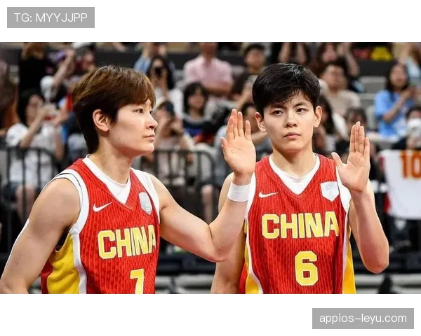 杨力维训练间隙竟然在教练鞋柜翻找零食，场上女神场下居然这么接地气？